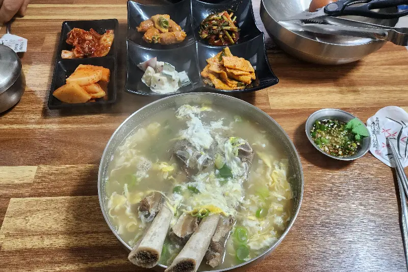 푸짐하게 차려진 왕갈비탕 한 상 차림