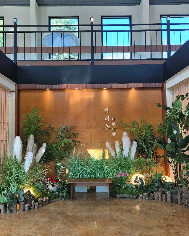 아이들이 책을 읽을 수 있도록 텐트가 마련된 2층 캠핑존