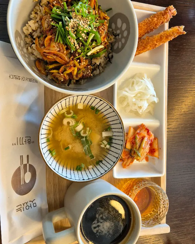 이리옷 카페 외부 잔디밭과 산책로