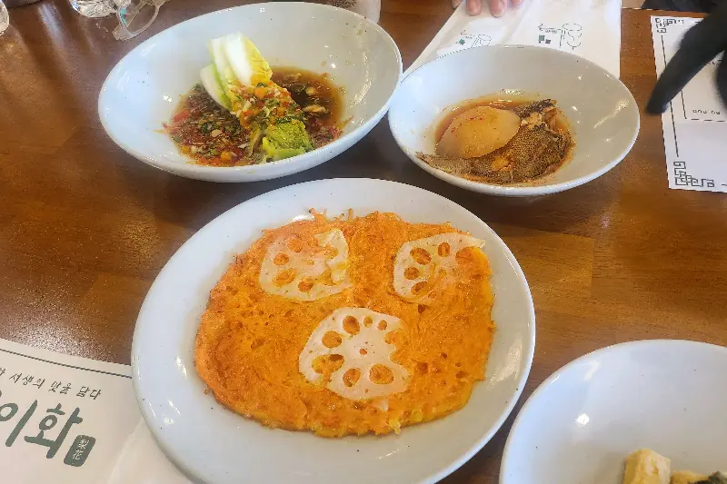 정갈한 밑반찬과 놋그릇