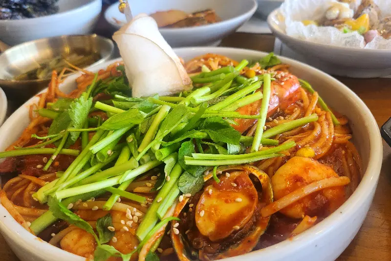 매콤한 양념이 입맛을 돋우는 해물찜