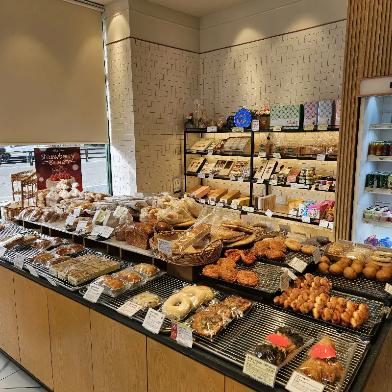 다양한 빵들이 진열되어 있는 뚜레쥬르 매장 내부