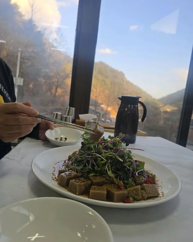 창밖으로 펼쳐지는 아름다운 산 풍경