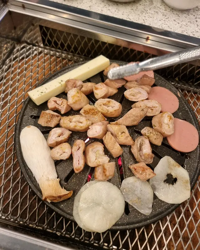 노릇하게 구워진 막창과 떡, 마늘