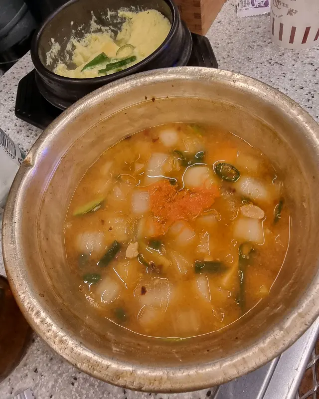 뚝배기에 담겨 보글보글 끓고 있는 김치찌개