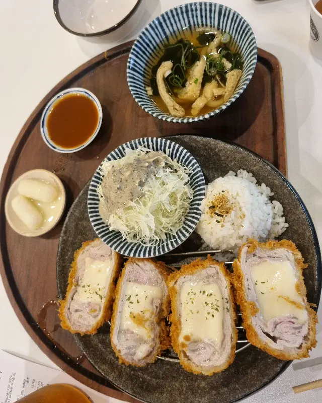 치즈 돈까스와 다양한 곁들임 메뉴