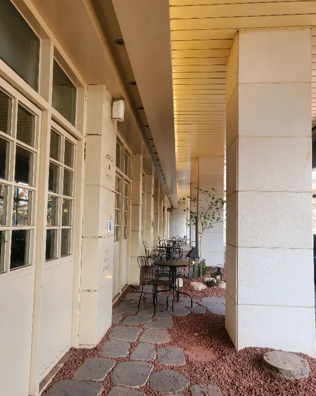 테라스에서 호수 뷰를 감상하며 여유를 즐길 수 있다.