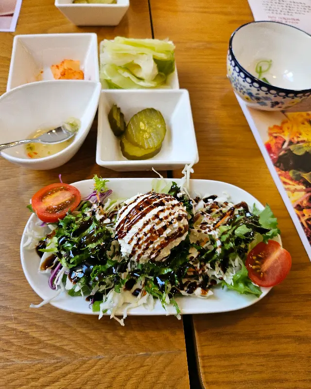 신선한 채소가 가득한 리코타 치즈 샐러드