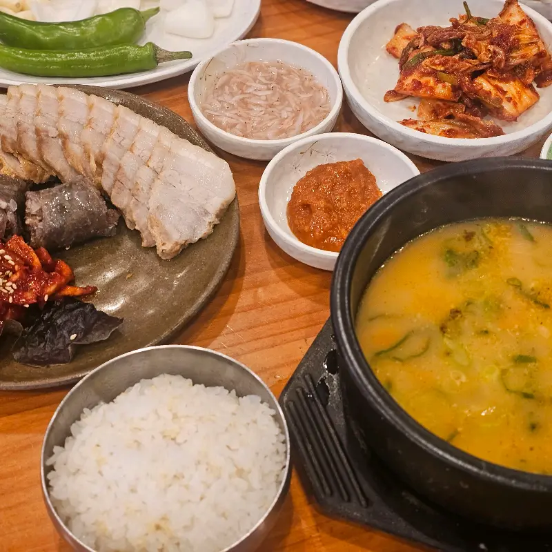 수육백반과 돼지국밥