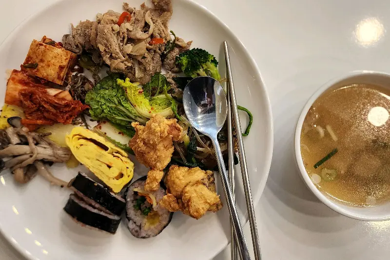 다양한 음식들을 한가득 담아온 접시