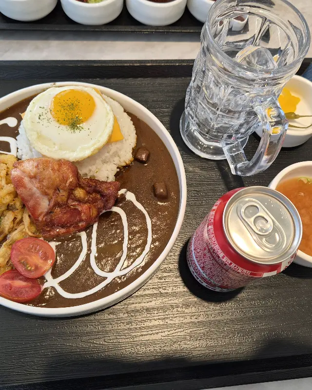 깔끔하게 차려진 카레라이스