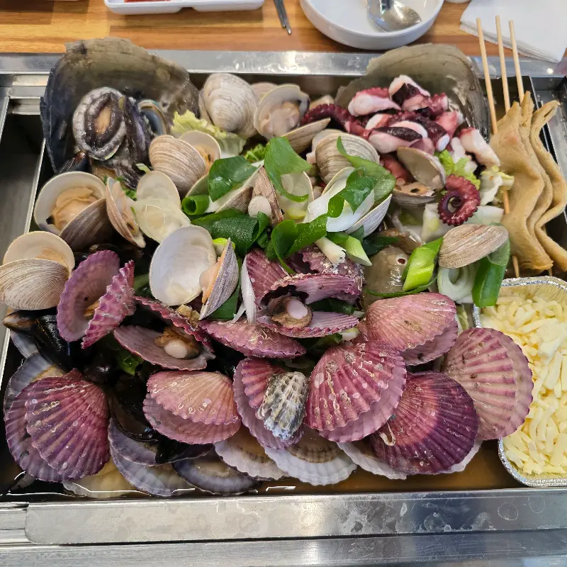 불판 위에서 익어가는 조개들