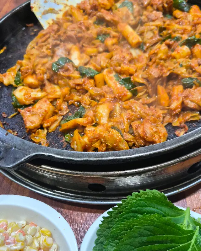 닭갈비와 함께 제공되는 신선한 쌈 채소