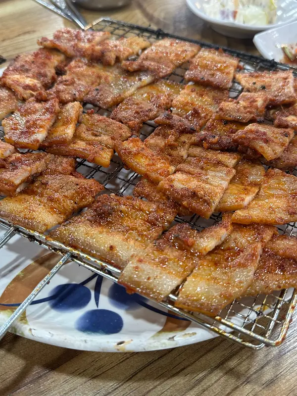 석쇠에 구워져 나온 고추장 삼겹살