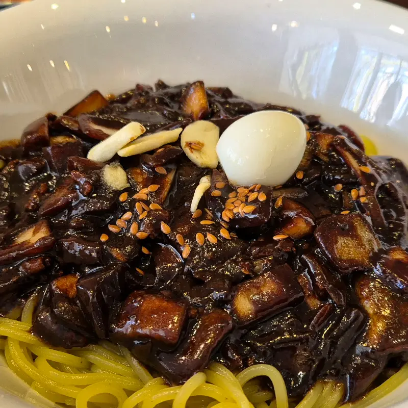 윤기가 흐르는 짜장면