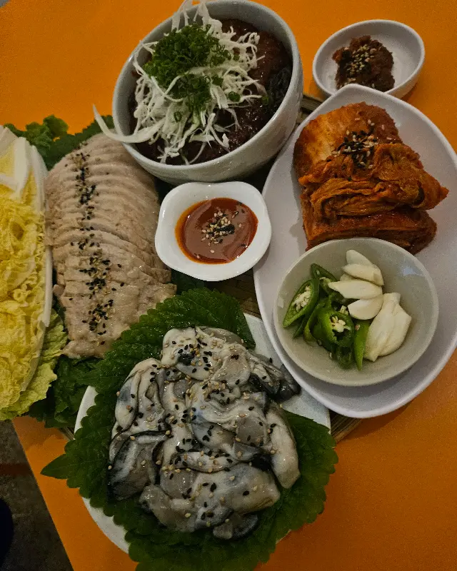 푸짐한 굴보쌈 한 상 차림