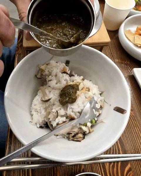 게우 소스를 곁들인 솥밥