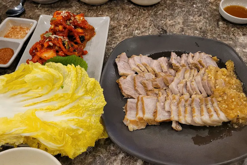 테이블 가득 차려진 음식 사진