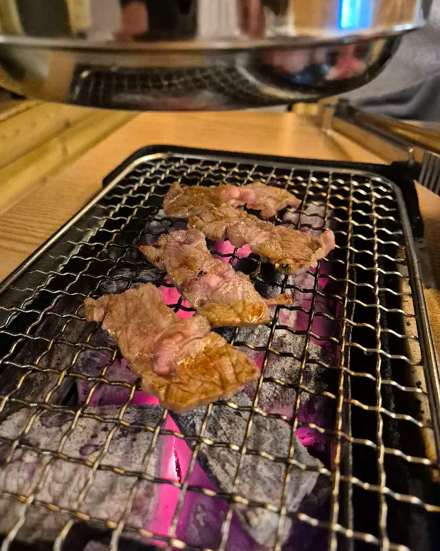 숯불 화로 위에서 익어가는 고기