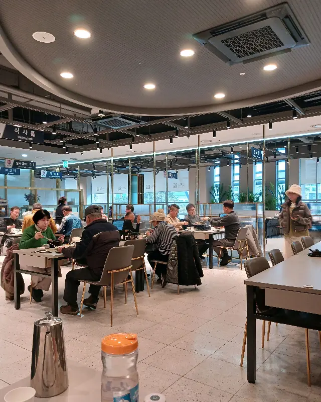 넓은 식당 내부