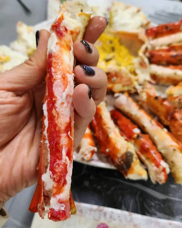 킹크랩 다리를 들고 있는 손