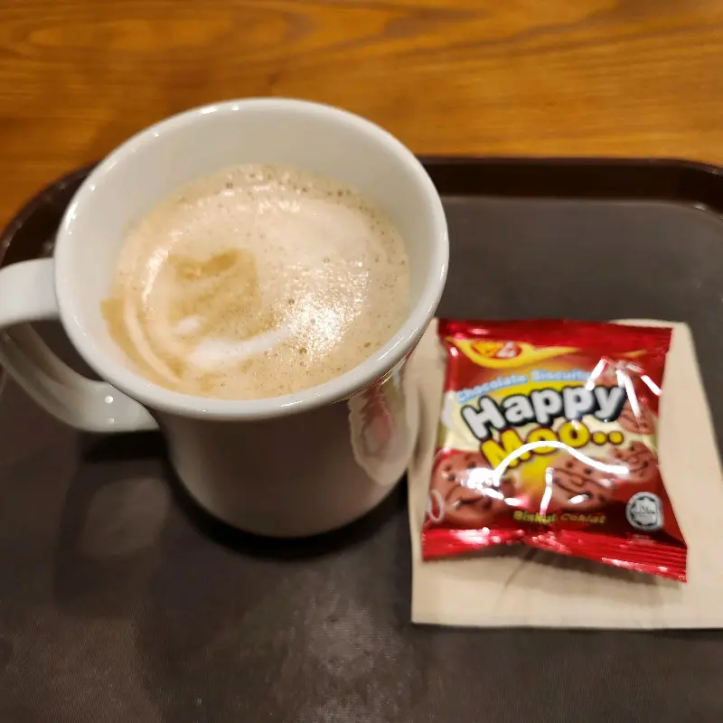 따뜻한 라떼와 과자