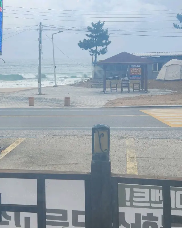 식당에서 바라본 바다 뷰