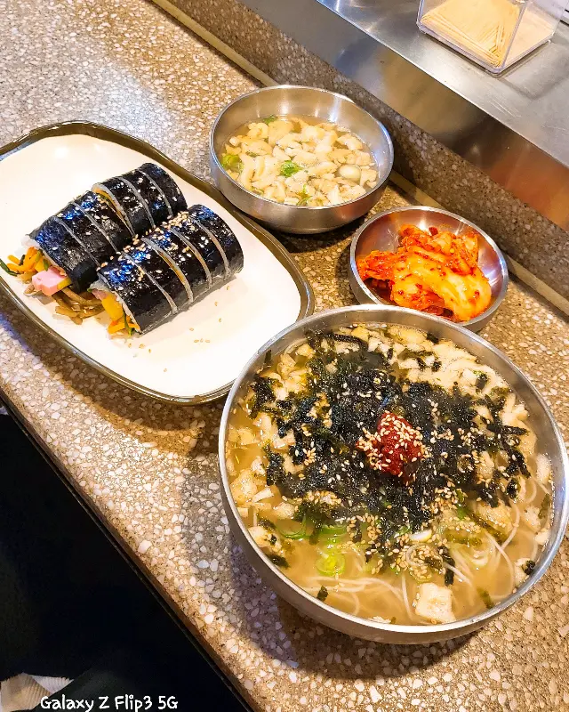 김밥, 잔치국수, 김치