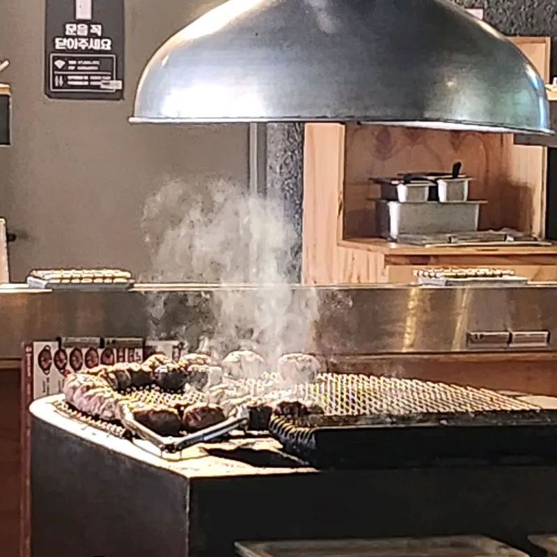 숯불 위에서 구워지는 함박 스테이크