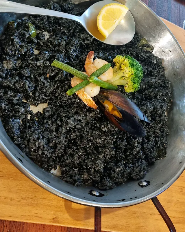 먹음직스러운 먹물 빠에야