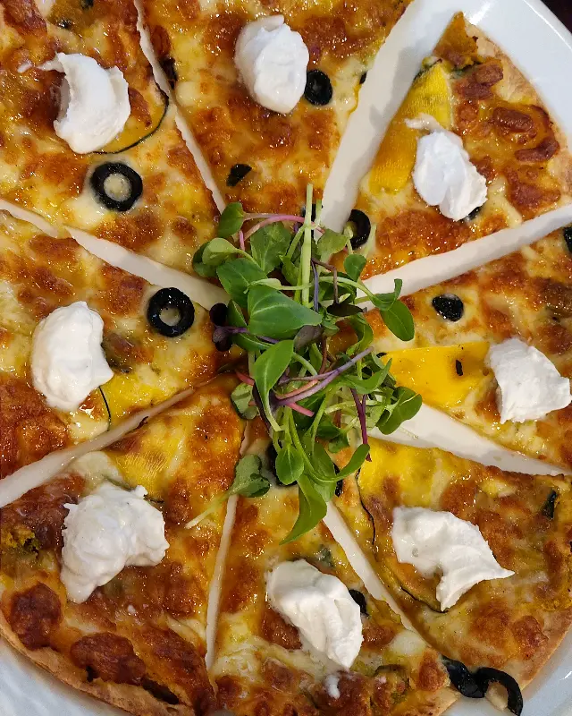 신선한 재료가 듬뿍 들어간 피자