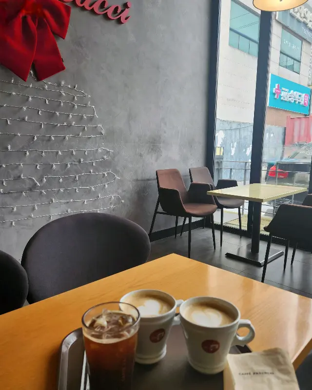 따뜻한 분위기의 창가 좌석