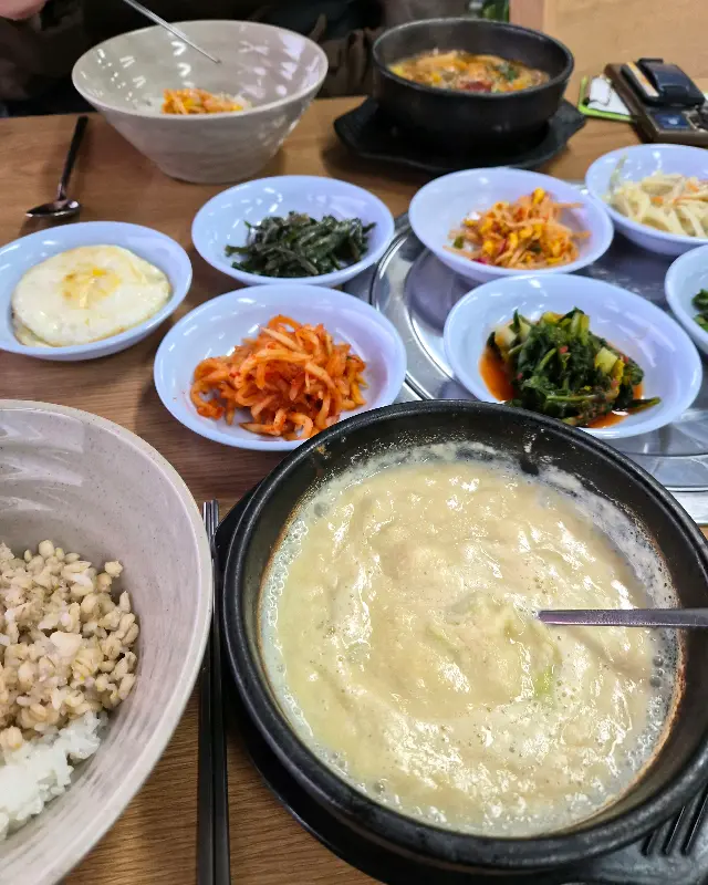 보리밥에 청국장을 비벼 먹는 모습