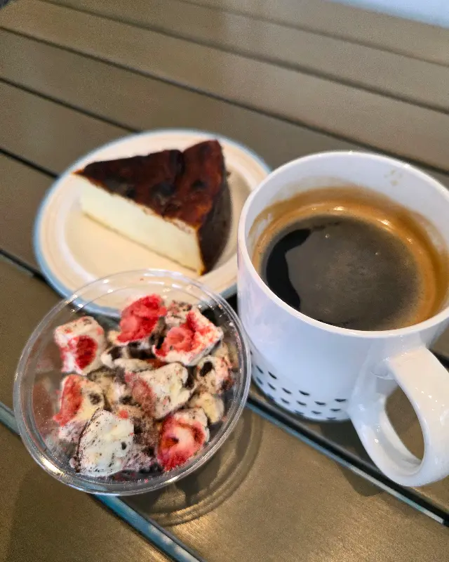 바스크 치즈 케이크와 커피