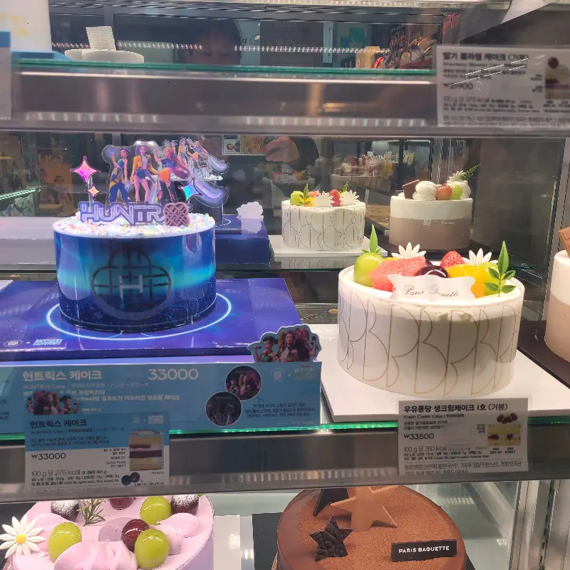 쇼케이스 안의 다양한 케이크