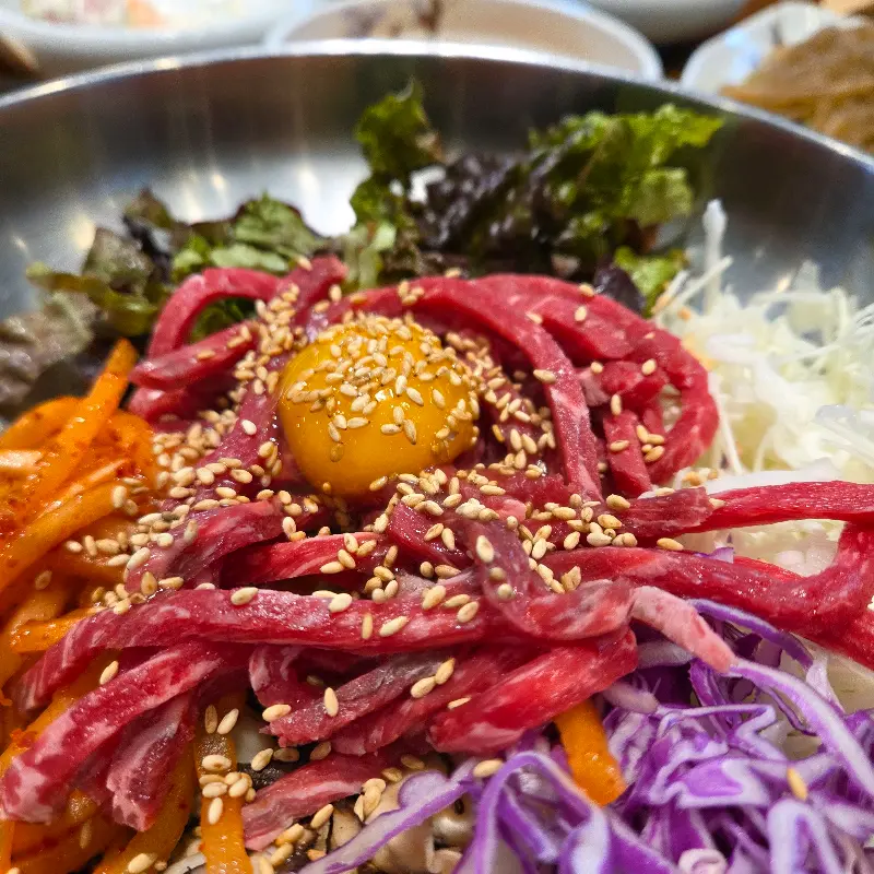 육회비빔밥의 클로즈업 사진