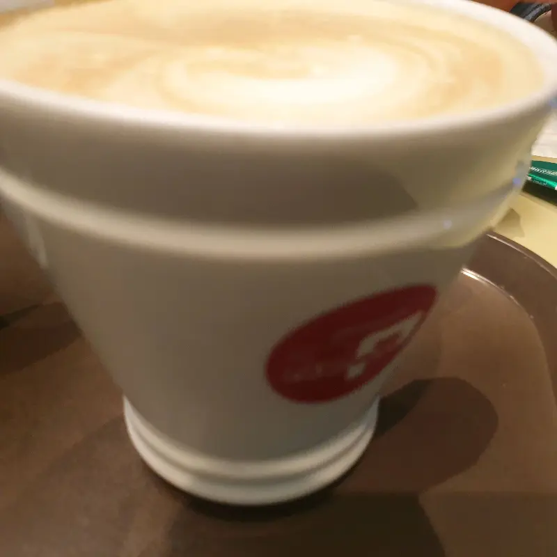 따뜻한 라떼 한 잔