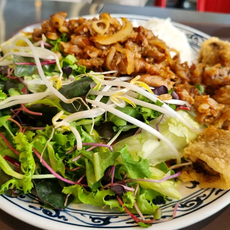 고기와 채소가 어우러진 분짜