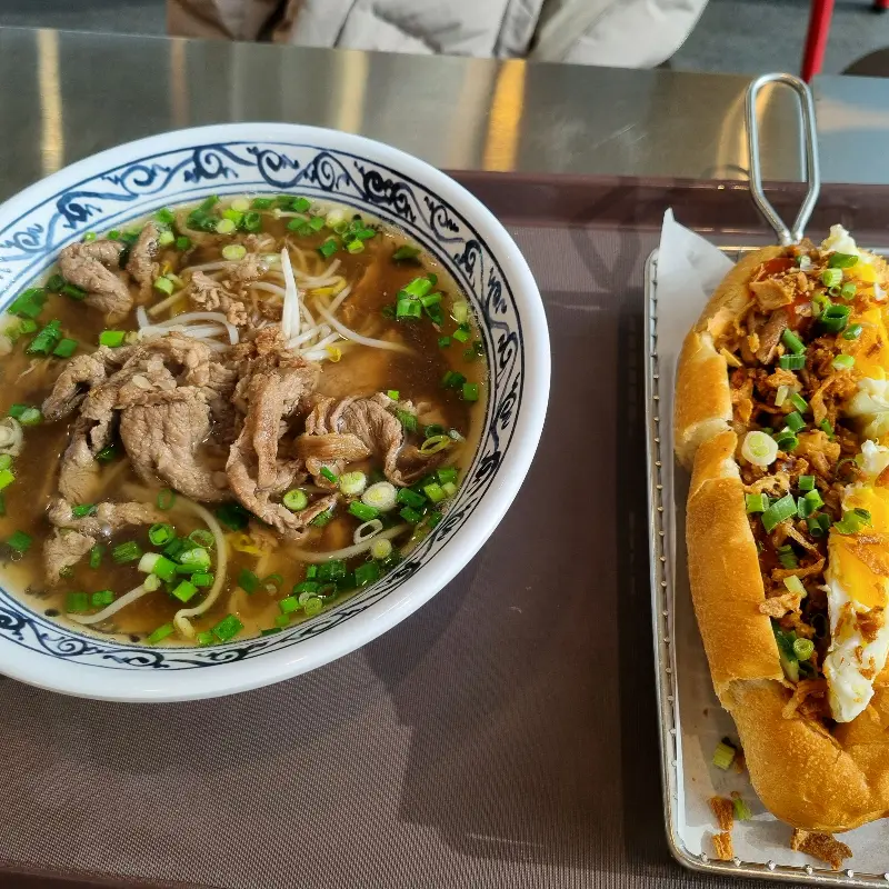 쌀국수와 반미가 나란히 놓여있는 모습