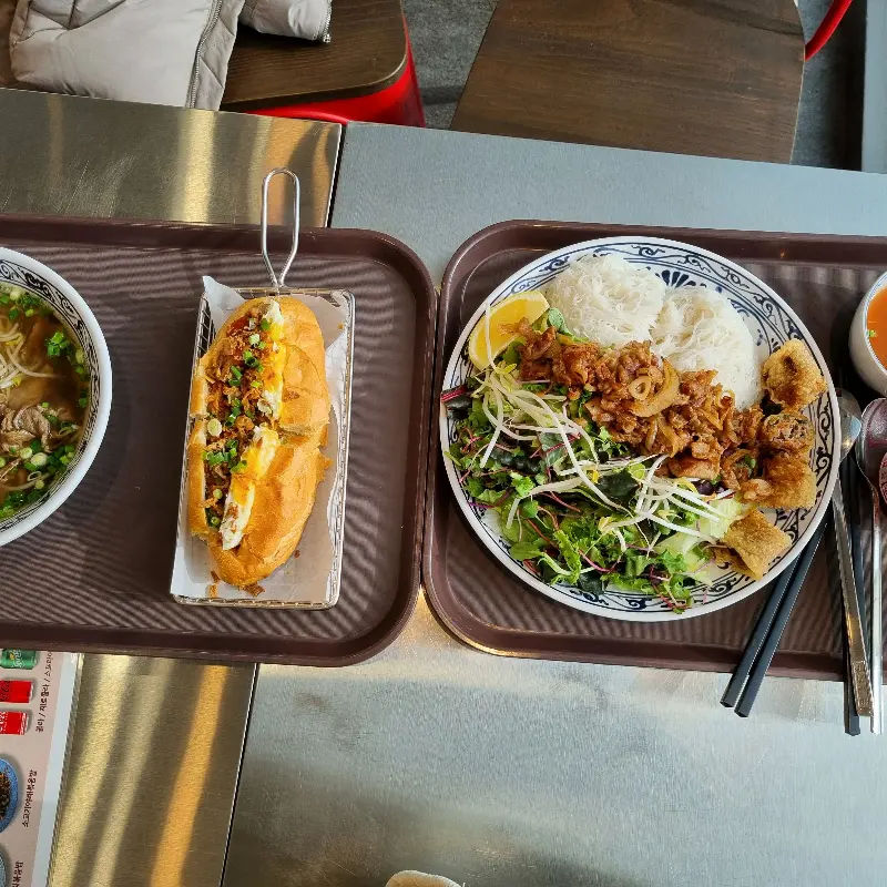 테이블 위에 놓인 쌀국수와 반미