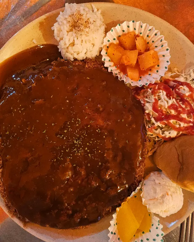 달콤한 소스가 듬뿍 뿌려진 돈까스