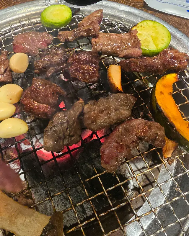 숯불 위에서 익어가는 한우