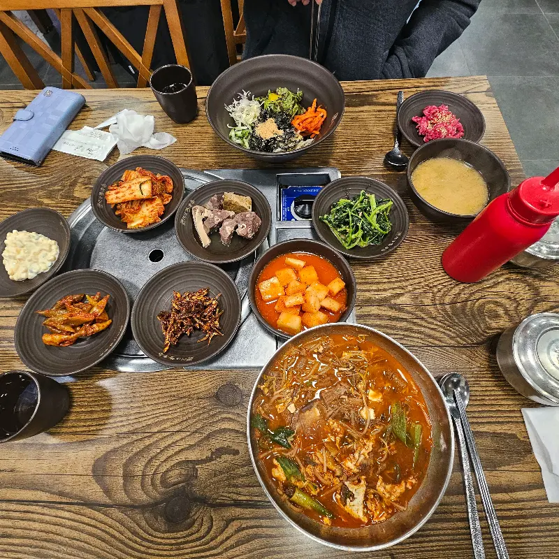 육개장과 육회비빔밥, 푸짐한 밑반찬