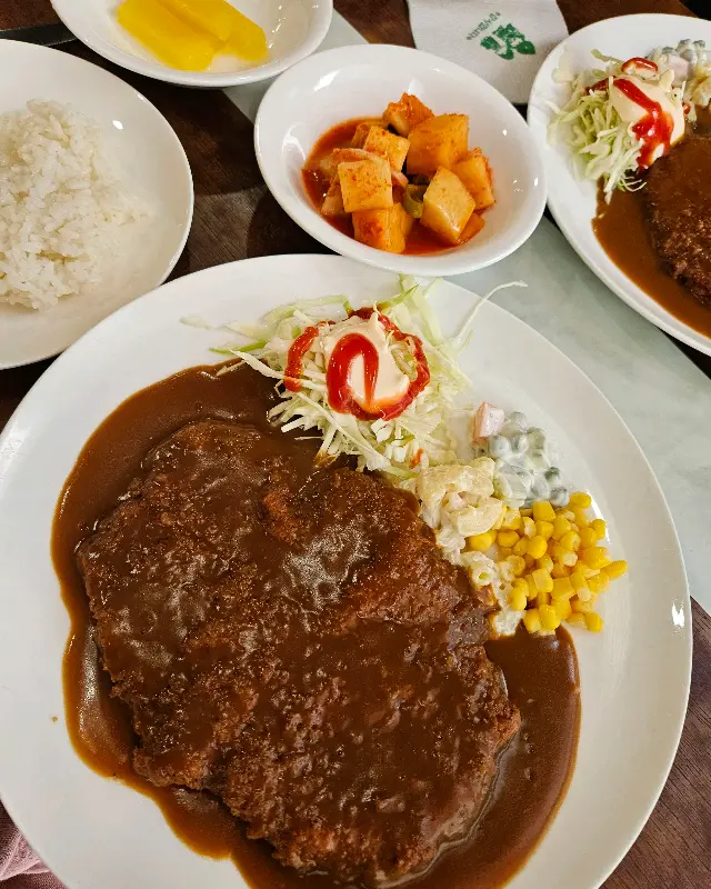 돈까스 한 상 차림