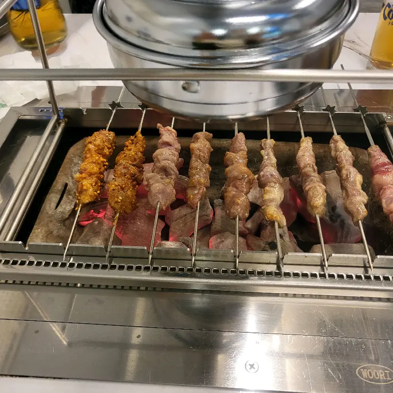 숯불 위에서 익어가는 양꼬치