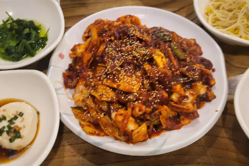 맛깔스러운 낙지볶음 한상차림