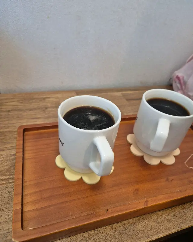 따뜻한 아메리카노 두 잔