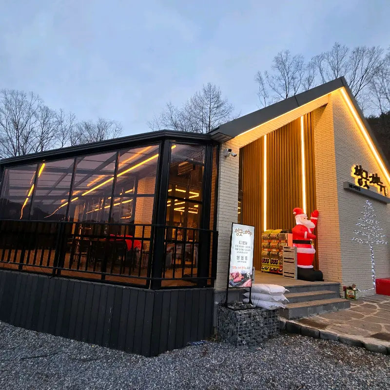 저녁 노을 아래 빛나는 숯불의 신