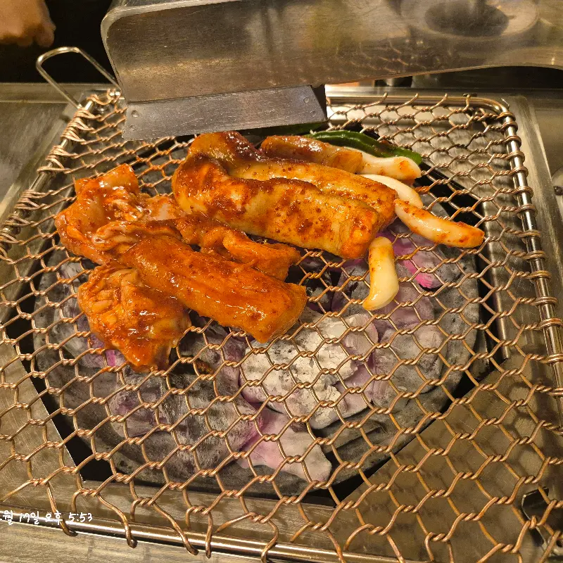 숯불 위에서 구워지는 대창과 떡