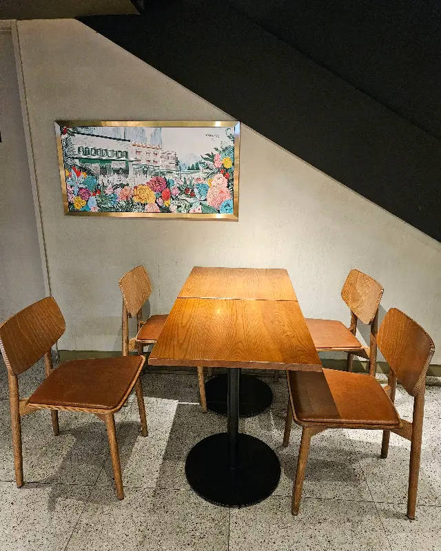 스타벅스 내부 테이블 좌석